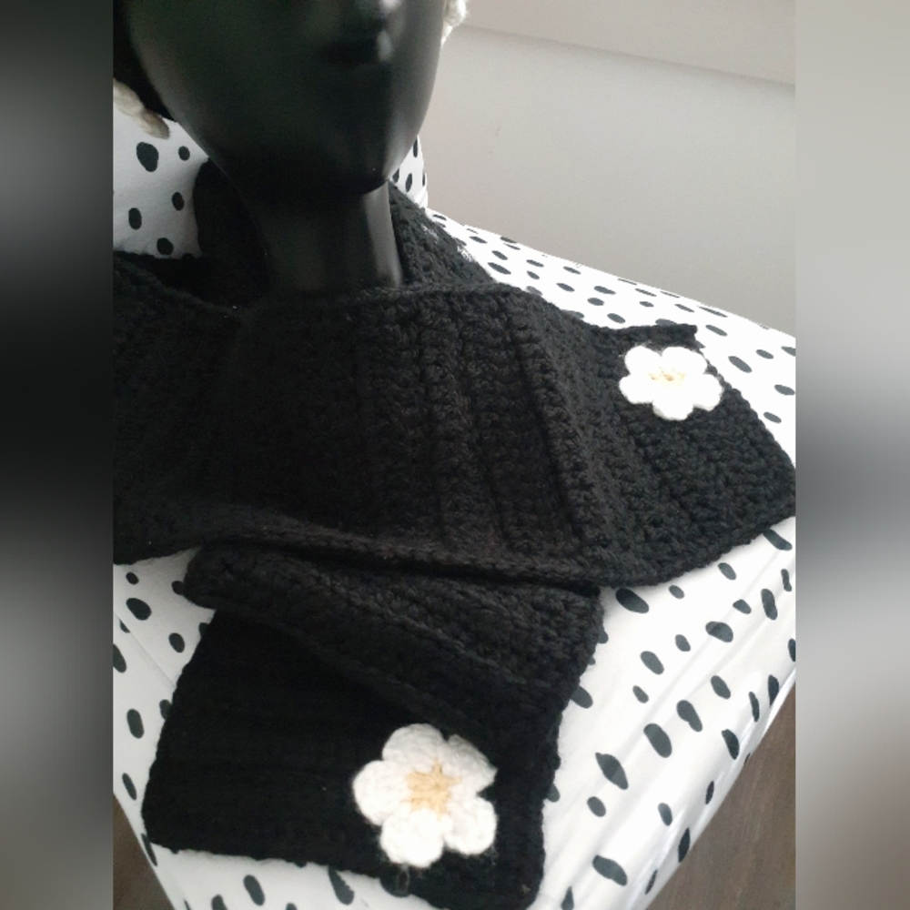 Crochet Daisy Hat & Scarf Set - Picture 2 of 10